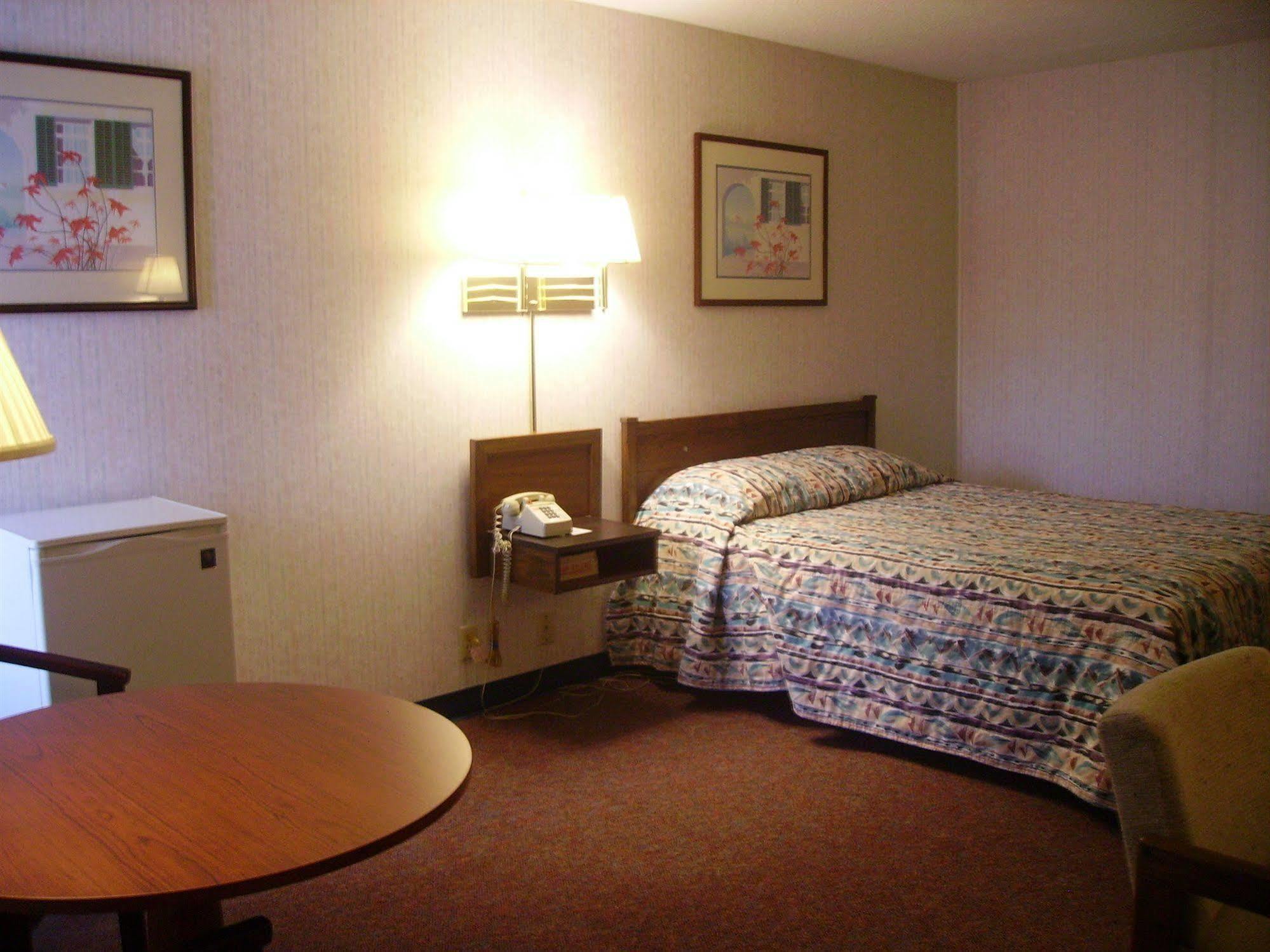 גרינווד Red Carpet Inn Fanta Suites Hotel מראה חיצוני תמונה