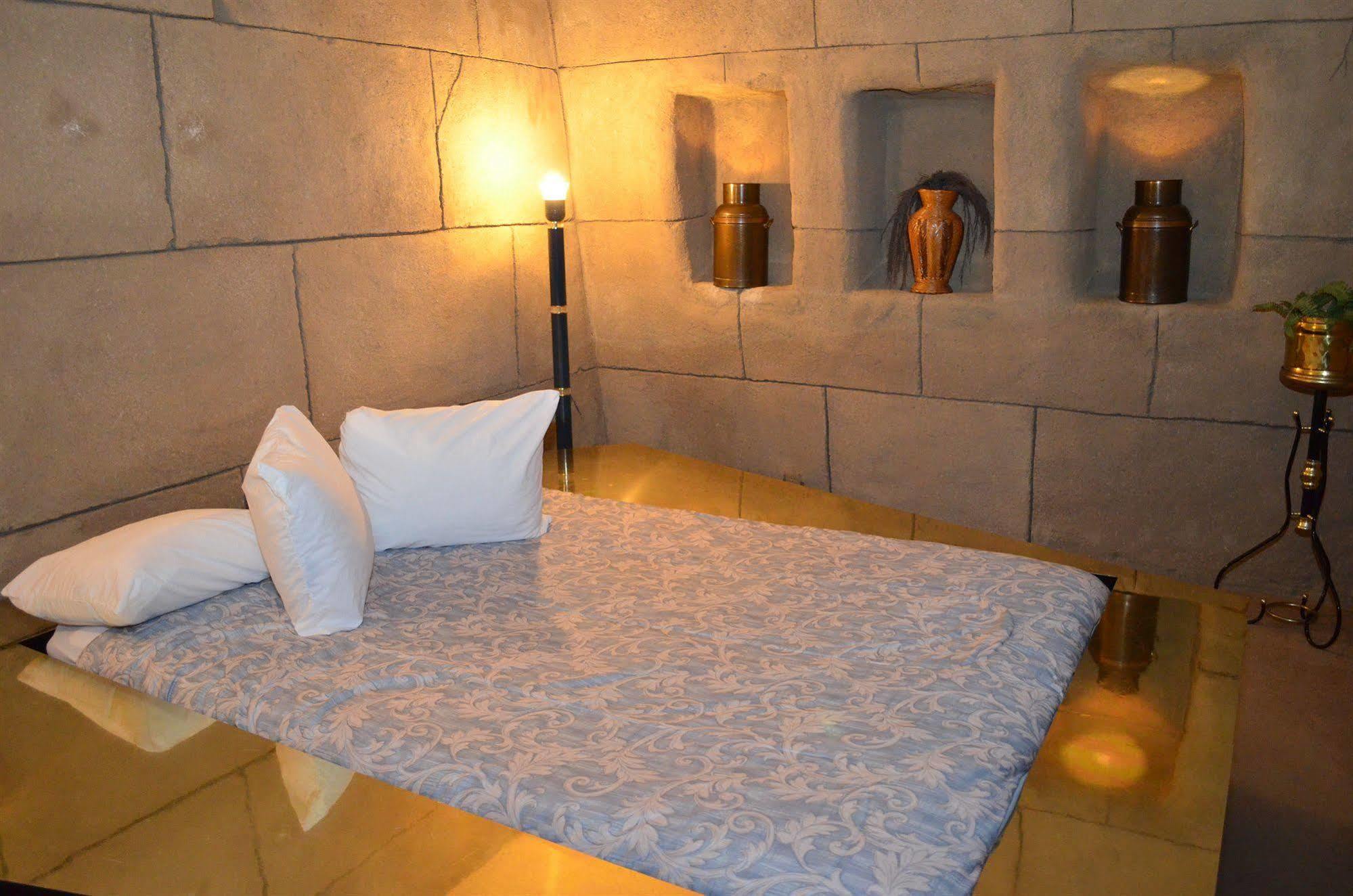 גרינווד Red Carpet Inn Fanta Suites Hotel מראה חיצוני תמונה