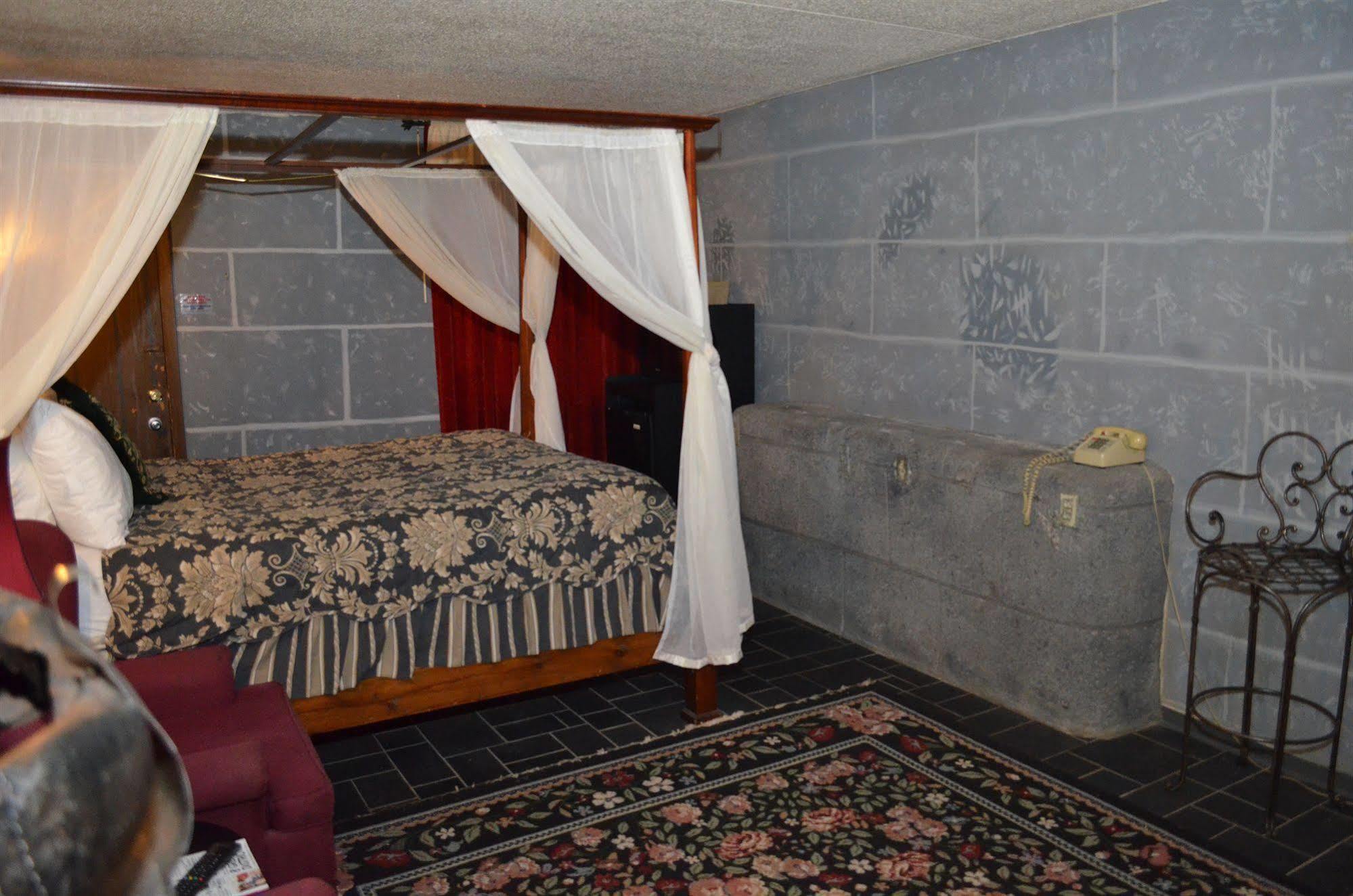 גרינווד Red Carpet Inn Fanta Suites Hotel מראה חיצוני תמונה