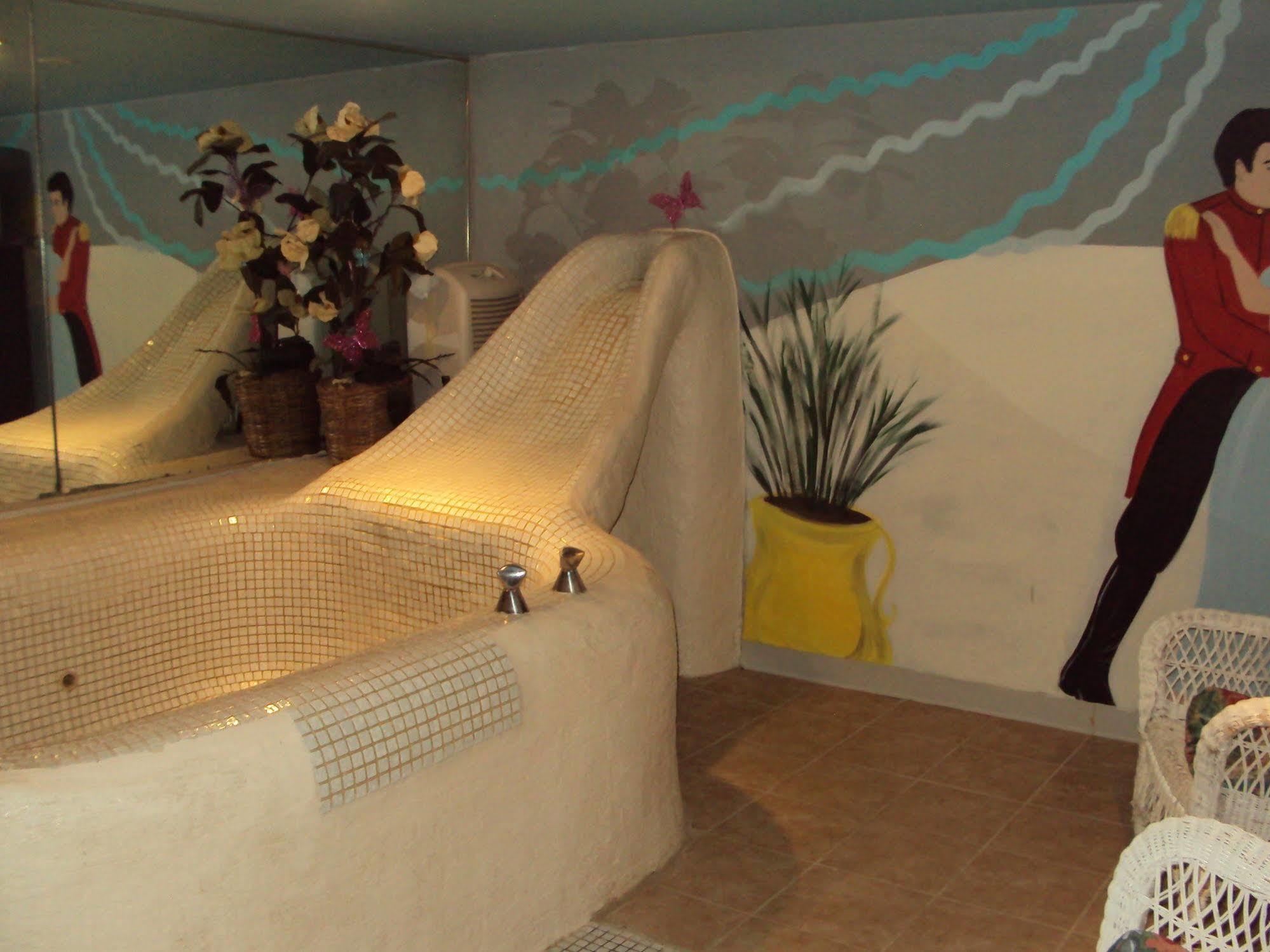 גרינווד Red Carpet Inn Fanta Suites Hotel מראה חיצוני תמונה