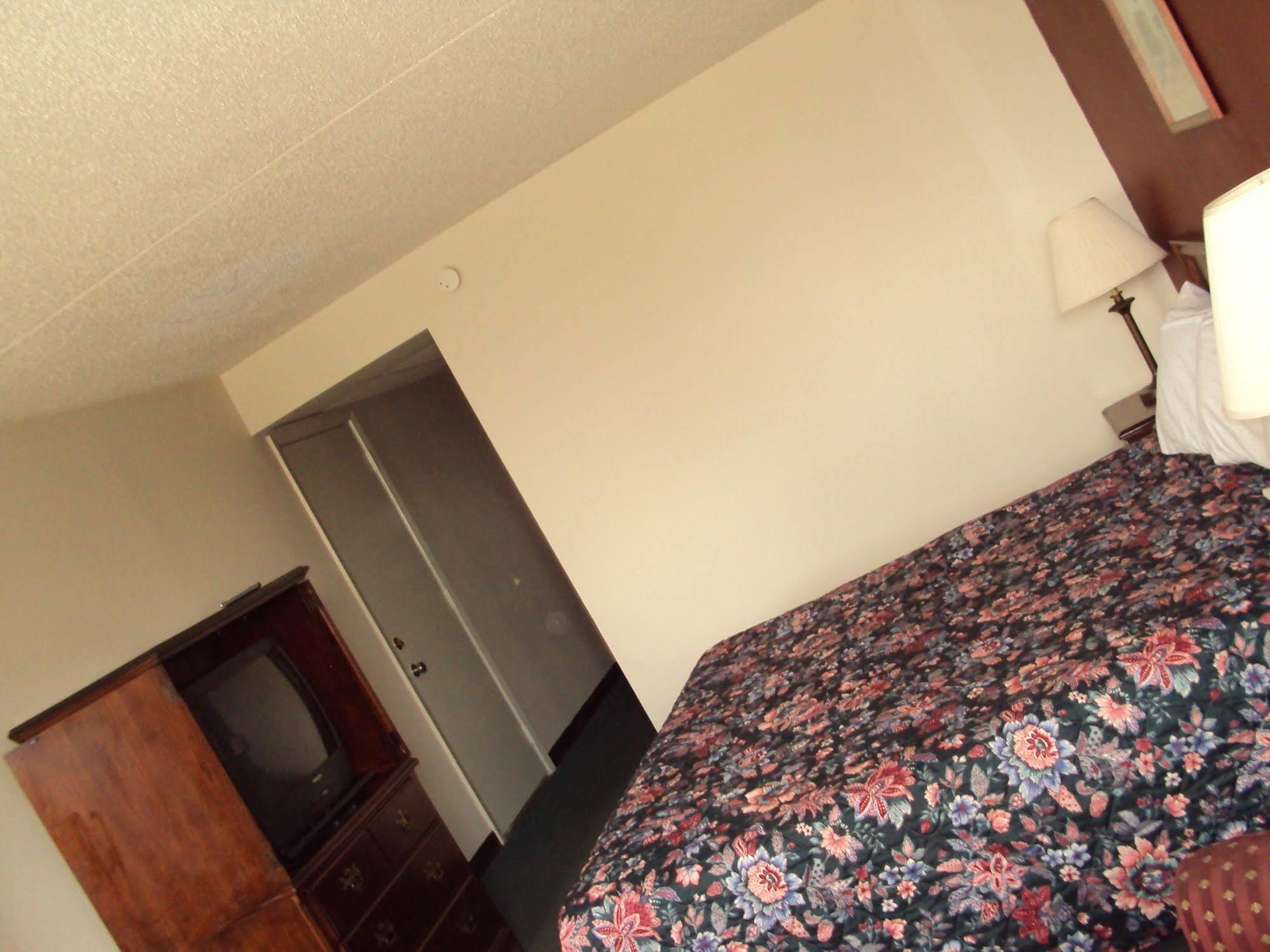 גרינווד Red Carpet Inn Fanta Suites Hotel מראה חיצוני תמונה