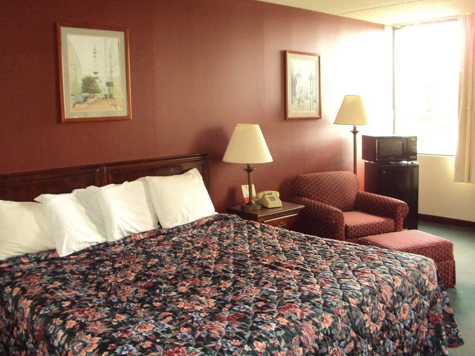 גרינווד Red Carpet Inn Fanta Suites Hotel מראה חיצוני תמונה